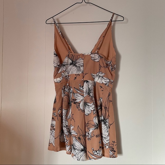 Flower print pleated romper with plunging neckline - Small - Picture 2 of 5